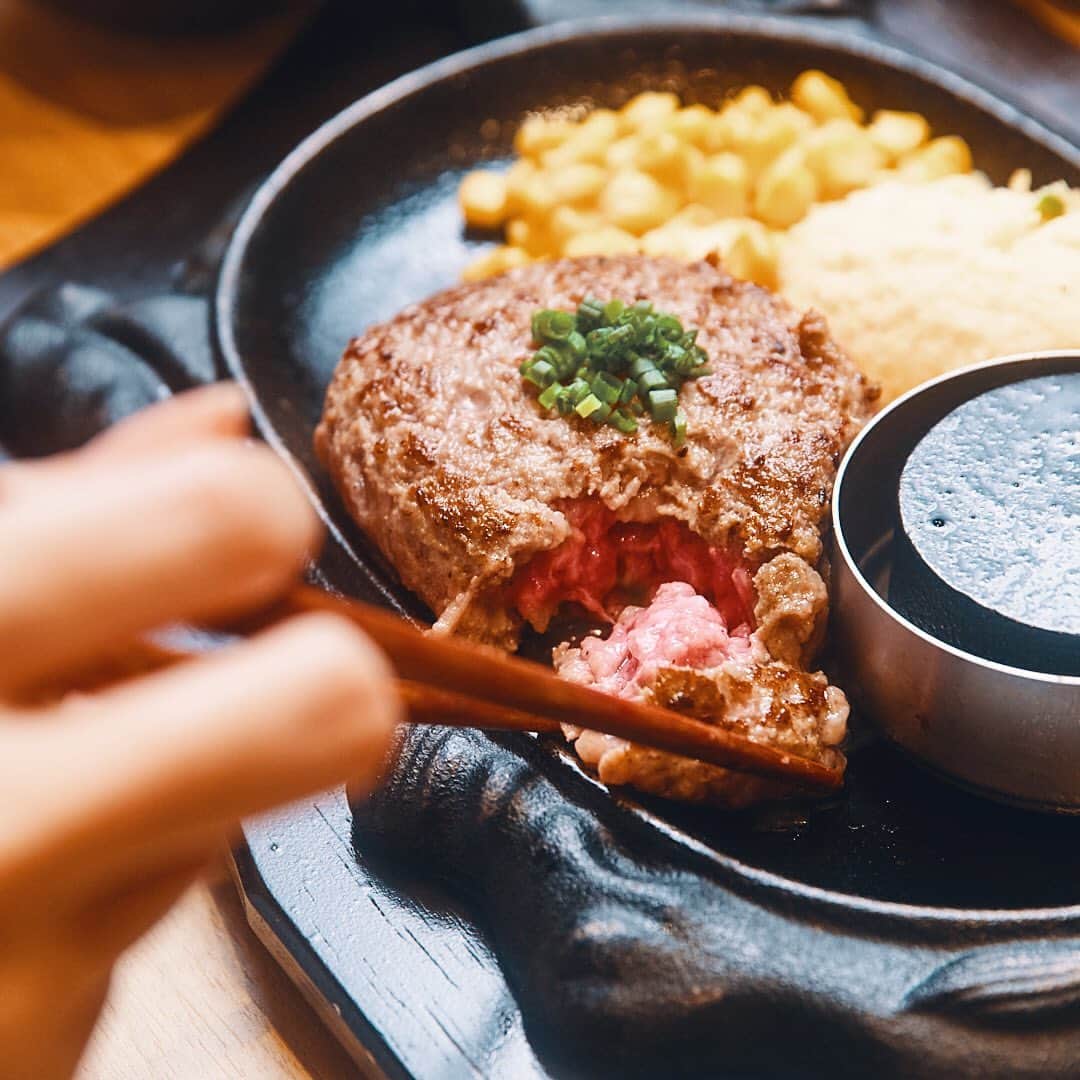 PARCO_ya上野さんのインスタグラム写真 - (PARCO_ya上野Instagram)「北海道 くろまる のグランドメニューがリニューアル﻿ ﻿ 新鮮な黒毛（アンガス）牛のモモ肉と腕肉で作った生ハンバーグステーキを300℃の焼き石でお好みの焼き加減で！﻿ 牛肉本来の旨みを味わっていただける、ジューシーで深みのある美味しさの生ハンバーグステーキです。﻿ ﻿ 🐼パンダを探そう﻿ どこかにパンダが隠れています。﻿ 見つけたらコメントしてみてくださいね！﻿ ﻿ <shop information>﻿ 洋食﻿ 6F : 北海道 くろまる﻿ TEL : 03-5846-8253﻿ ﻿ #PARCO_ya #parcoya #パルコヤ #パルコヤ上野 #上野 #ueno #北海道くろまる #黒毛牛 #牛肉 #もも肉 #手ごねハンバーグ #アンガス牛 #ハンガーグ #生ハンバーグ#ハンバーグステーキ #上野グルメ #上野ランチ #御徒町ランチ #御徒町グルメ #今日の夕食 #外食 #お肉 #絶品 #instafood」9月6日 11時04分 - parco_ya_ueno