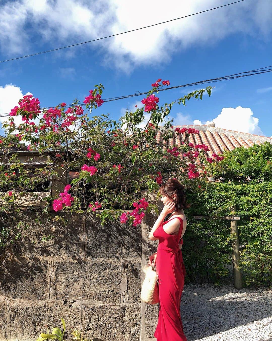 Yuika Matsuさんのインスタグラム写真 - (Yuika MatsuInstagram)「. . 竹富島 🌺 . . 昨日の投稿で この赤いワンピース凄く好評でした♡ . . 嬉しい♪ これは @lefua.closet のワンピースだよ ❤️ . . バックスタイルが 凄く可愛くて 絶対 竹富島で着たかったんだぁ☺︎ . .  石垣もそうだけど  竹富島は特に ハイビスカスやブーゲンビレア 🌺 がたくさん咲いていて つい写真いっぱい撮っちゃう ☺️ . . . . . #竹富島 #石垣島 #石垣島旅行  #タビジョ  #旅  #fly_peach  #女子旅 #旅行  #genic_mag #genic_trave」9月6日 11時06分 - yuika00802