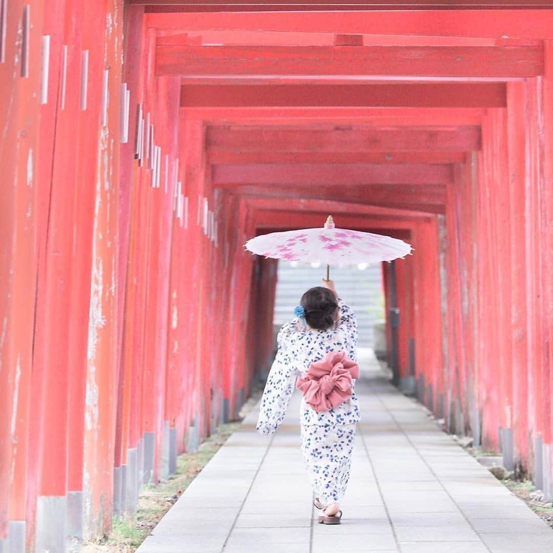 iko-yo（いこーよオフィシャル）さんのインスタグラム写真 - (iko-yo（いこーよオフィシャル）Instagram)「・﻿ ーーーーーーーーーーーーーーーーーー﻿ ユーザー投稿pic紹介😎🌴🌺﻿ ーーーーーーーーーーーーーーーーーー﻿ ﻿ 🗣️caption💭﻿ 桜の時期に﻿ 着物で写真を撮りたかったので﻿ 買っていた和傘﻿ ﻿ 着物の準備が間に合わなくて﻿ 撮れなかったから﻿ 今 出番を迎えました 𖧷﻿ ﻿ 子供って傘好きですよね🌂﻿ ご機嫌で撮らせてくれました😊 *﻿ ﻿ ✨pick up✨﻿ ♥️ @ca.mera_y﻿ 🗾 新潟県新潟市﻿ 🏛 #新潟総鎮守白山神社 ﻿ ﻿ ﻿ 💟facilities💟﻿ JR越後線城山駅から徒歩10分ほどのところにある﻿ 新潟市内で1、2を争うほどの有名な神社。﻿ 新潟県の中心部にあり、1000年以上の歴史があります。﻿ 白山さまは女の神さまで、別名「くくりひめ」と呼ばれ﻿ 縁結びにご利益があると言われています。﻿ 🈁https://iko-yo.net/facilities/48326﻿ ﻿ ﻿ 🐾いこーよ公式インスタグラム🐾﻿ @ikoyo_official では、子育てやおでかけに関する写真を募集しています﻿ ﻿ まずは、 @ikoyo_official をFollow 📲﻿ その後は、#いこーよ をタグ付けしてインスタグラムを投稿してください😆♥️﻿ ﻿ とくに魅力的な写真は、公式instagramをはじめ、いこーよ内の記事でも紹介&使用させていただく場合がございます👌﻿ ﻿ 子どもに関するものなら、どんなものでもOK🙆‼︎﻿ 親子でおでかけした思い出や、お子さんとの日常など、沢山のご投稿お待ちしております‼︎ ✨﻿ ﻿ #いこーよ #子どもとお出かけ #夏休み #子供とお出かけ部 #タビスルキッズ #和傘 #千本鳥居  #白山神社」9月6日 11時18分 - ikoyo_odekake