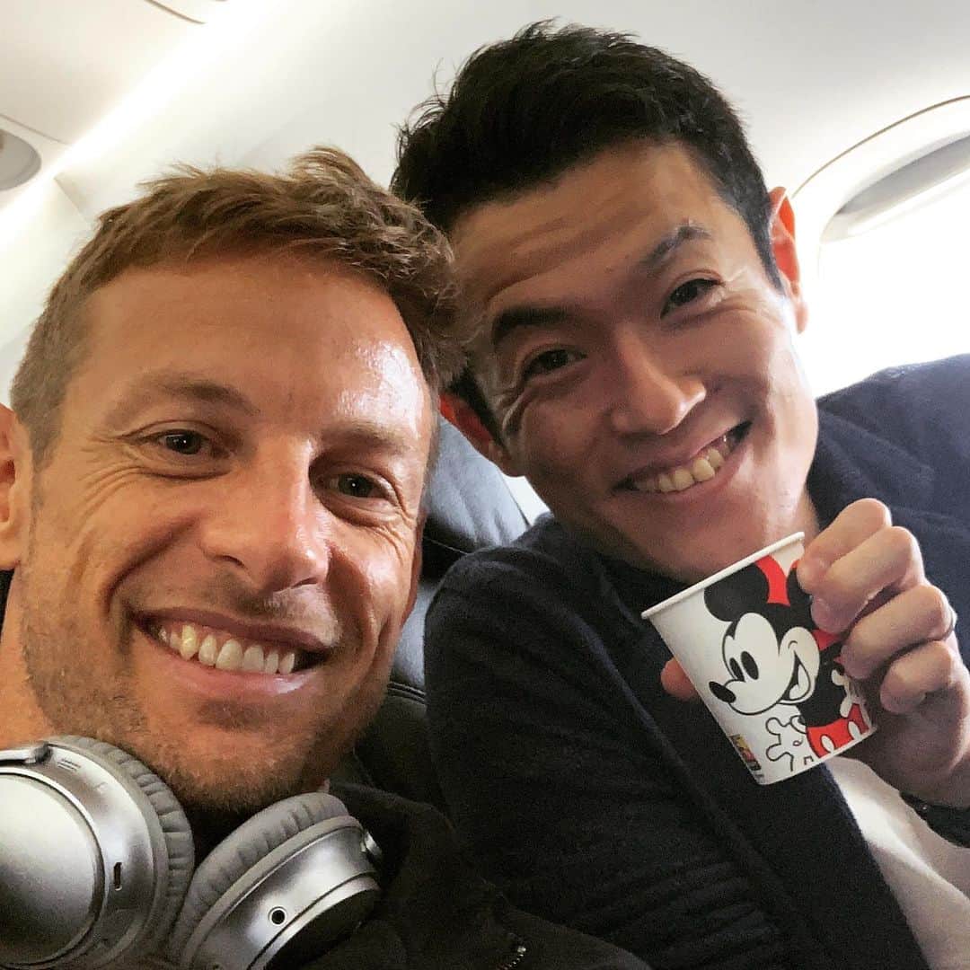 山本尚貴のインスタグラム：「無事に帰国し今週末はオートポリスで @supergt_official  JBさんとチームとベストを尽くし勝ちたい！ I returned to Japan from Europe and we are going to Autopolis for @supergt_official race.  Try catch a victory with @jensonbutton_22  and @team_kunimitsu_official 💪 . . . #ベルギー➡️イギリスからの #オートポリス #楽ではないけど #そんな忙しい日々が幸せ #空の旅 #隣にはワールドチャンピオン #間には #ミッキーマウス #まさにインターナショナル #今週も頑張るぞ！」