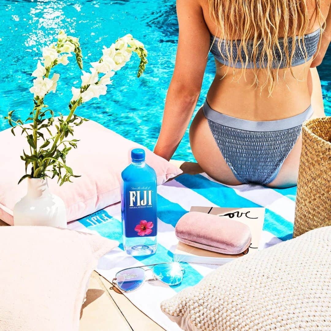 FIJIWaterJapanさんのインスタグラム写真 - (FIJIWaterJapanInstagram)「まだ暑いうちに、プールに行っておこう🏊‍♀️👙💧 image via @fijiwaterau . 🚩フィジーウォーターインスタグラムキャンペーン実施中🚩 . 夏の思い出を#フィジーウォーターサマー と共に投稿🌟 @fijiwaterjapanのフォローとタグ付けも忘れずに☺️ .  https://www.instagram.com/p/B15N75QDFmf/  #fijiwater  #swimmingpool  #mineralwater  #stayhydrated  #mineralwater #lifewithfijiwater #earthsfienst #water」9月6日 11時23分 - icelandicglacialjp