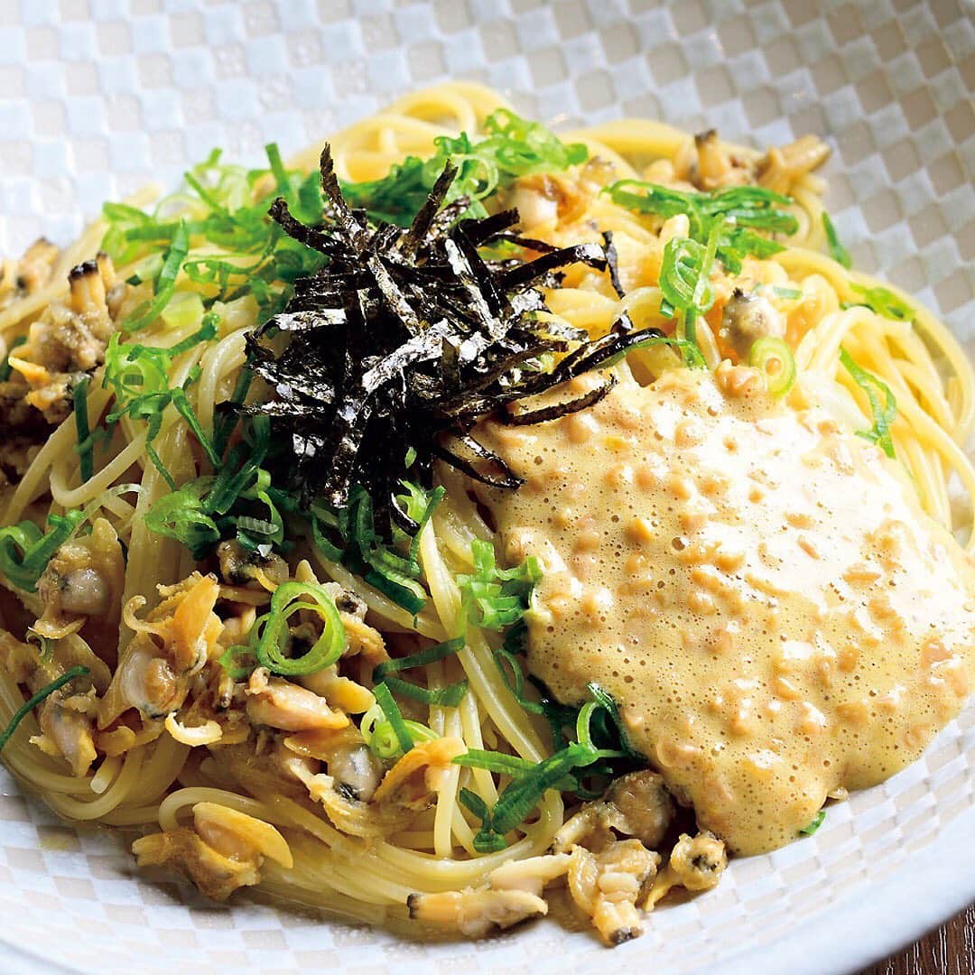 のインスタグラム：「今すぐでも行きたい！THE 日本のスパゲティ3選 . 1】白金『TOKYO SPAGHETTI IBUSANTOCO』の自慢「アサリと納豆」は、ジンジャーソースとガーリックソースを選択できる。 . 夜はしっかりお酒を楽しめるのも嬉しい。 . ■店舗概要  店名：トウキョウ スパゲティ イブサントコ（TOKYO SPAGHETTI IBUSANTOCO） 住所：港区白金 5-5-10 COMS SHIROKANE 1F TEL：03-5860-2595 . . 2】虎ノ門で人気のイタリアンレストラン『ハングリータイガー』からは、常連にファンも多い「ダニエル」。 . たっぷりのハムとベーコン、そぼろ状の卵が2.1mmの太麺に絡む。ちなみに、大盛なら260gという圧倒的存在感！ . ■店舗概要  店名：ハングリー タイガー（Hungry Tiger） 住所：港区虎ノ門 1-11-12 TEL：03-3591-7081 . . 3】日本における「たらこスパ」のはじまりを作ったのは、『壁の穴』の「たらこスパゲティ」。 . なんと約66年前に生み出されたという元祖の味は今も健在。たらこベースのメニューも常時6種類揃うので、再訪ごとに新しい組み合わせを試したい。 . ■店舗概要  店名：壁の穴 渋谷道玄坂小路本店 住所：渋谷区道玄坂 2-25-17 カスミビル 1F TEL：03-3770-8305 . . 【by東カレ編集部】 . ー続きは東カレwebまたはアプリにてー ▶︎『　東京カレンダー　パゲティ　』で検索！ . #東京カレンダー #tokyocalendar #東カレ#東カレグルメ#東京グルメ #tokyofood #yummy #japanesefood #東京美食 #B級グルメ #パスタ #スパゲティ」