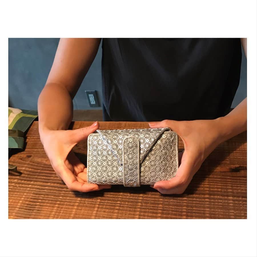 ヒロコハヤシさんのインスタグラム写真 - (ヒロコハヤシInstagram)「. GATTOPARDO SPECIAL .  イメージは“貴族のお出かけ”。 あなたのバッグの中に、そんな高貴な財布が潜んでいるのです。 ................. #革 #大人カジュアル  #アート #デザイン #財布 #サイフ #革財布 ...