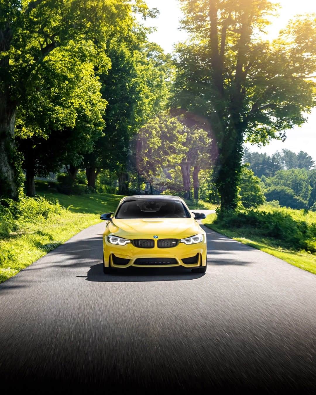 のインスタグラム：「A yellow life-vest to keep your excitement afloat. The BMW M4 Coupé. #TheM4 #BMW #M4 #BMWM #BMWrepost @CGERM_ @autoangles __ BMW M4 Coupé: Fuel consumption in l/100 km (combined): 10.0 (9.3). CO2 emissions in g/km (combined): 227 (213). Acceleration (0-100 km/h): 4.3 s. Power: 431 hp, 550 Nm. Top speed (limited): 250 km/h. Paint finish shown: Dakar Yellow.  The figures in brackets refer to the vehicle with seven-speed M double-clutch transmission with Drivelogic. The values of fuel consumptions, CO2 emissions and energy consumptions shown were determined according to the European Regulation (EC) 715/2007 in the version applicable at the time of type approval. The figures refer to a vehicle with basic configuration in Germany and the range shown considers optional equipment and the different size of wheels and tires available on the selected model. The values of the vehicles are already based on the new WLTP regulation and are translated back into NEDC-equivalent values in order to ensure the comparison between the vehicles. [With respect to these vehicles, for vehicle related taxes or other duties based (at least inter alia) on CO2-emissions the CO2 values may differ to the values stated here.] The CO2 efficiency specifications are determined according to Directive 1999/94/EC and the European Regulation in its current version applicable. The values shown are based on the fuel consumption, CO2 values and energy consumptions according to the NEDC cycle for the classification. For further information about the official fuel consumption and the specific CO2 emission of new passenger cars can be taken out of the „handbook of fuel consumption, the CO2 emission and power consumption of new passenger cars“, which is available at all selling points and at https://www.dat.de/angebote/verlagsprodukte/leitfaden-kraftstoffverbrauch.html.」
