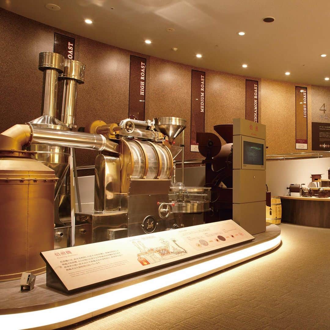 UCC上島珈琲さんのインスタグラム写真 - (UCC上島珈琲Instagram)「.﻿ ＼ UCCコーヒー博物館🕌／﻿ 1987年にオープンした「UCCコーヒー博物館」☕﻿ 世界で唯一、コーヒーの起源から現代のコーヒー文化まで、コーヒーの歴史を辿りながら、﻿ 栽培、焙煎、抽出など、コーヒーの全てを知ることができるコーヒー専門の博物館なんです🧐✨﻿ ﻿ コーヒーって、実は飲むだけじゃない楽しみ方がいっぱいあるんです👏❗﻿ 生豆の手触りや焙煎している音など、五感を使って楽しめるのがコーヒー☕﻿ ﻿ 毎月いろんなイベントも開催中！﻿ お近くにお越しの際は、是非足を運んでみて下さい🎵﻿ ﻿ #コーヒー博物館﻿ #博物館﻿ #歴史﻿ #体験﻿ #アクティビティ﻿ #レジャー﻿ #神戸﻿ #神戸観光﻿ #コーヒー﻿ #インスタントコーヒー﻿ #アイスコーヒー﻿ #アレンジコーヒー﻿ #コーヒータイム﻿ #家淹れコーヒー﻿ #うちcafé﻿ #コーヒーのある暮らし﻿ #暮らしを楽しむ﻿ #おうち時間﻿ #コーヒー好きな人と繋がりたい﻿ #コーヒー大好き﻿ #コーヒー巡り﻿ #コーヒー豆﻿ #コーヒー部﻿ #coffeetime﻿ #coffeelover﻿ #coffeegram﻿ #coffeestyle﻿ #ucc﻿ #ucc上島珈琲﻿ #uccコーヒー﻿」9月6日 17時00分 - uccueshimacoffee