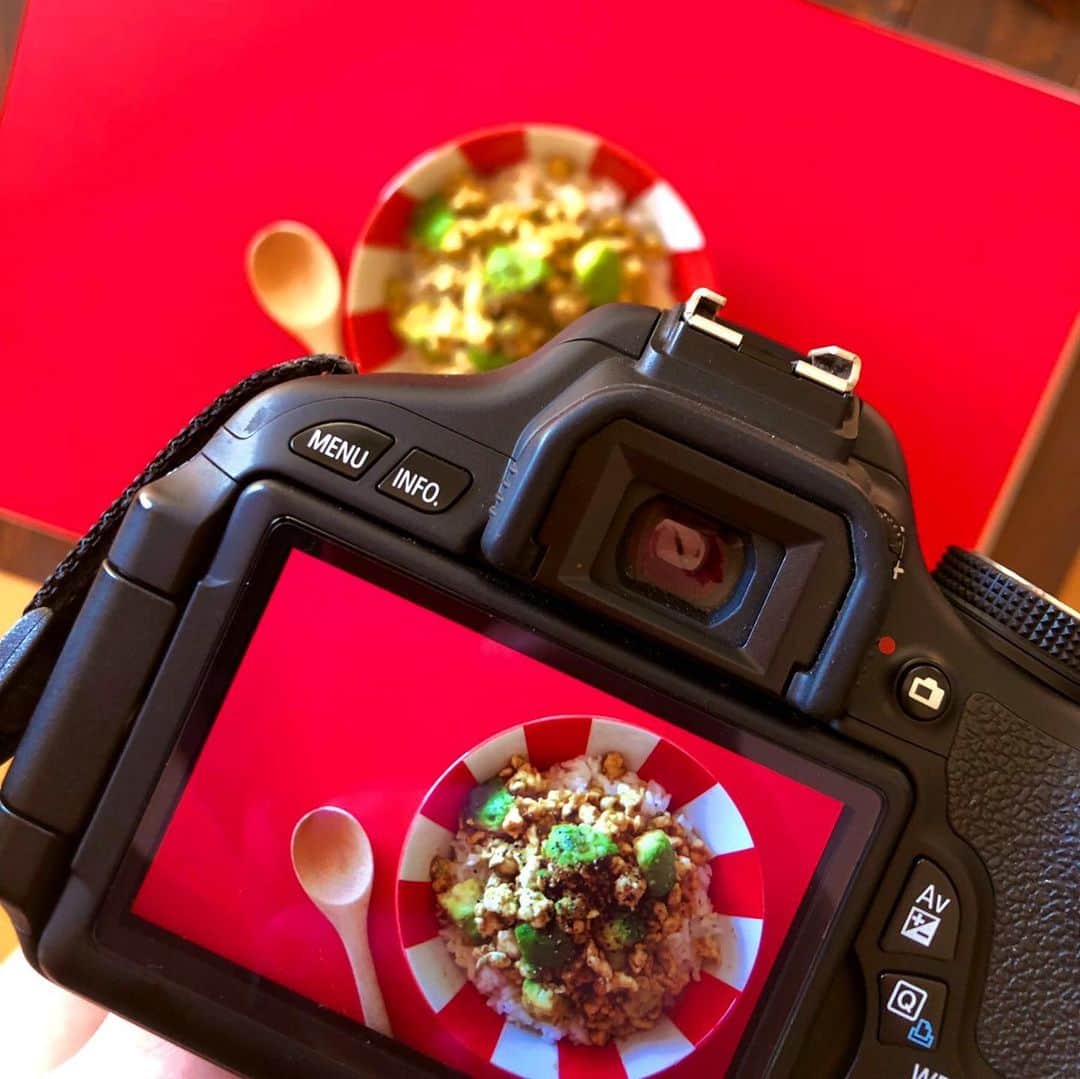 小鳥遊しほのインスタグラム：「連載用の料理を撮影。編集とレシピ作成のために意気込んでPCをつけるも、間違えて作業前にインストールボタンをポチってしまい再起動に30分。 なんでそんなにかかるのよMacさん。 ねぇ聞いてる？ 何もできないから思わずインスタ投稿しちゃうじゃん。 インストールなんて後で良かったじゃん。 先に教えてよ。 暇すぎてインスタ見まくっちゃうじゃん。 どうしてくれるの。 インスタはかどっちゃうじゃん。全くもう。 ぷんぷんだよ。 インスタありがとうだよ。 #料理 #カメラ #canon #Mac #暇」