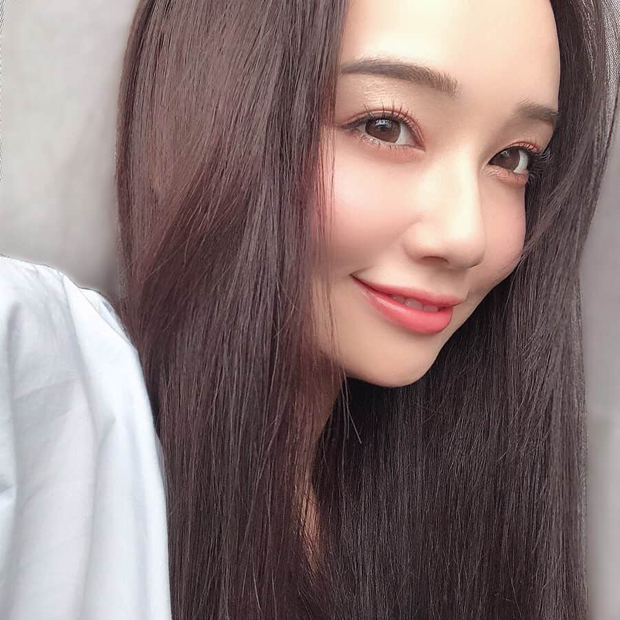 のインスタグラム：「シーズン限定の「くずれにくい うるおい質感メルティリキッドファンデーション」をプリマヴィスタさんから頂いたので、早速使ってみました👩🏻✨ . . 乾燥するこの時期にぴったりで ツヤ肌をしっかりkeepさせてくれるもの🍂 リキッドなんやけど、つけるとクッションファンデみたいにしっとり潤う感じ♡ ツヤを保ちつつくずれにくいから、 乾燥して目元のシワにファンデが溜まりやすいって人にもオススメ◎✨ . . . 色味は4色あって、全体的に明るめな印象かな💡 わかりやすいように手に出してみたから イメージの参考にしてみてね🤲🌈 私は全体的にライトオークルを塗ってから、暗く見せたい所(ローライト)にナチュラルオークルを塗ってみたよ🎨🧽 そんなダブル使いもアリ✌🏻 . . 朝したメイクやけど、 夕方なっても浮いてこなくて優秀でした👏🏻！ . . 秋冬をイメージしたチェックと雪の結晶のパッケージデザインも可愛くて好き🍁❄️ #限定だなんてもったいない . . . . #プリマヴィスタ #リキッドファンデーション #メルティリキッドファンデーション #ファンデーション #ツヤ肌 #メイク #ツヤ肌メイク #make #makeup #foundatio #cosmetics #basemake #메이크 #파운데이션 #pr」