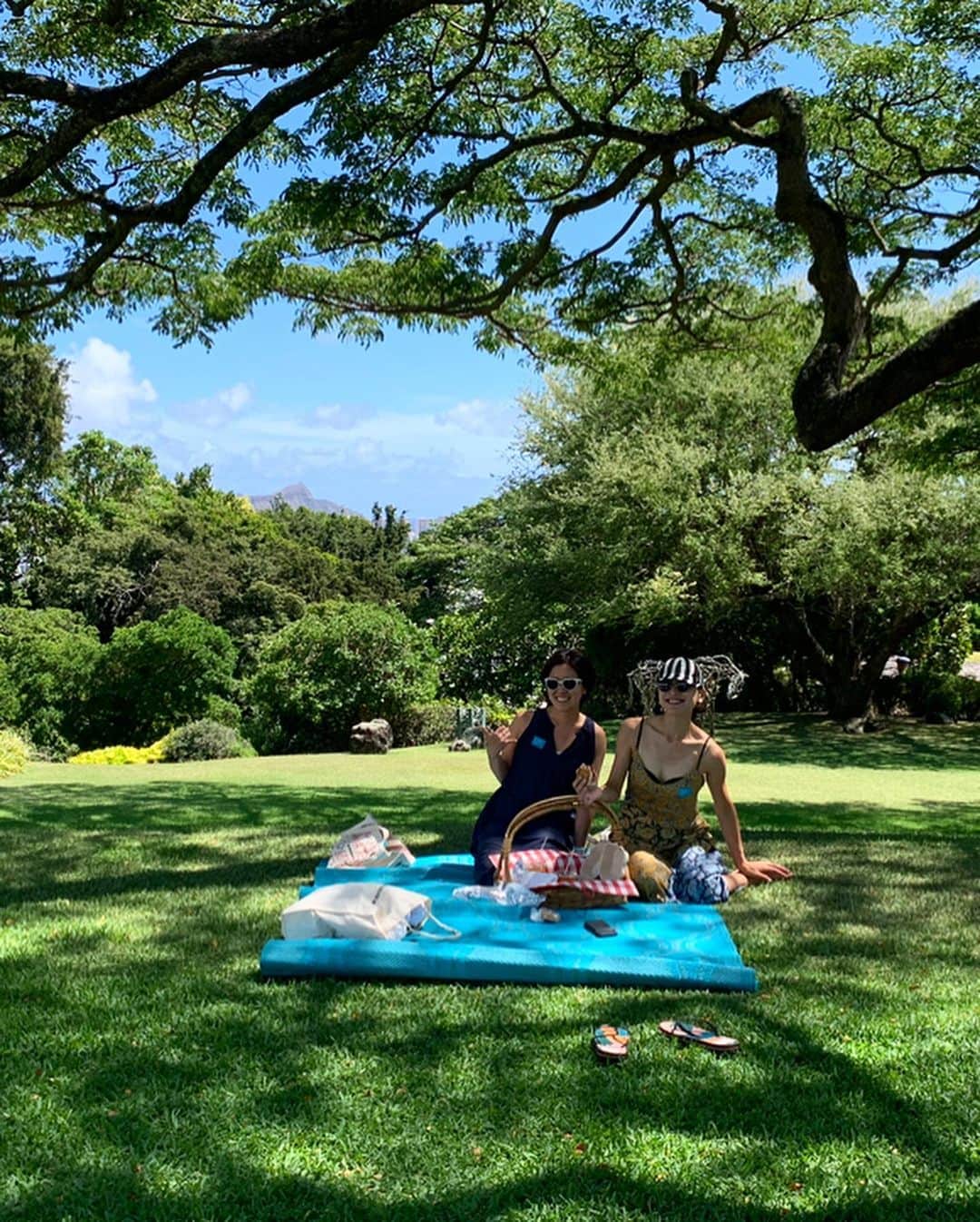 黒沢祐子さんのインスタグラム写真 - (黒沢祐子Instagram)「・ ・ ハワイに住むなっちゃんに @na2mitana6e に 日本に住む私が提案した今日一日OFFの いそがしい彼女へのデートプラン  人がいないノースショアだいぶ先のプライベートビーチ からの一軒家の美術館でピクニックランチ(14時までに 入ればお庭でのピクニックランチをレジャーシート付きでできます)  からの @queenkapiolanihotel のcityを感じるプール  わたし、男子だったら良かったなぁ😂 完璧デートプラン😚👏🏻👏🏻 ・ ・ #life #hawaii」9月6日 17時04分 - yukowedding