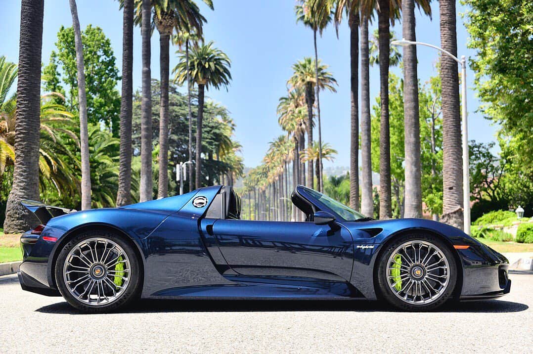 Dirk A. Productionsさんのインスタグラム写真 - (Dirk A. ProductionsInstagram)「Forgot to share a pic of this 918 Spyder I took out recently for a shoot 🌴🏁 Who’d you take on a ride if you had it for a day? Tag ‘em!」9月6日 11時36分 - supercarfocusdotcom