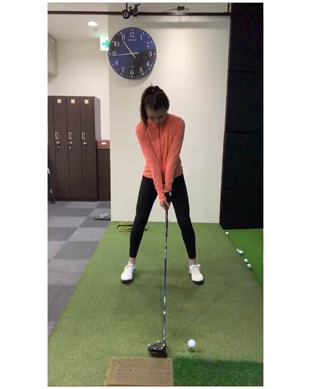 高原愛のインスタグラム：「ジムでトレーニングの前にゴルフレッスンへ行ってきました✨ 私の癖はテイクバックで体が前へ倒れ込んでしまうこと。それによってダフったり、スイング全体のバランスが崩れてしまうので それを直すのと、手の切り替えしを学んできました^_^ 今週末は友達と打ちっ放しへ行く予定なので身体で覚えたいなぁ🤔😌🌈 ではトレーニングへレッツゴー👍👍👍 #golf#golfing#golfswing#golfpractice#sport#lovegolf#lovesport#fit#ゴルフ女子#ゴルフスイング#ゴルフ#インドアレッスン#スイング改造#自主練#レッスン#継続は力なり#🌈」
