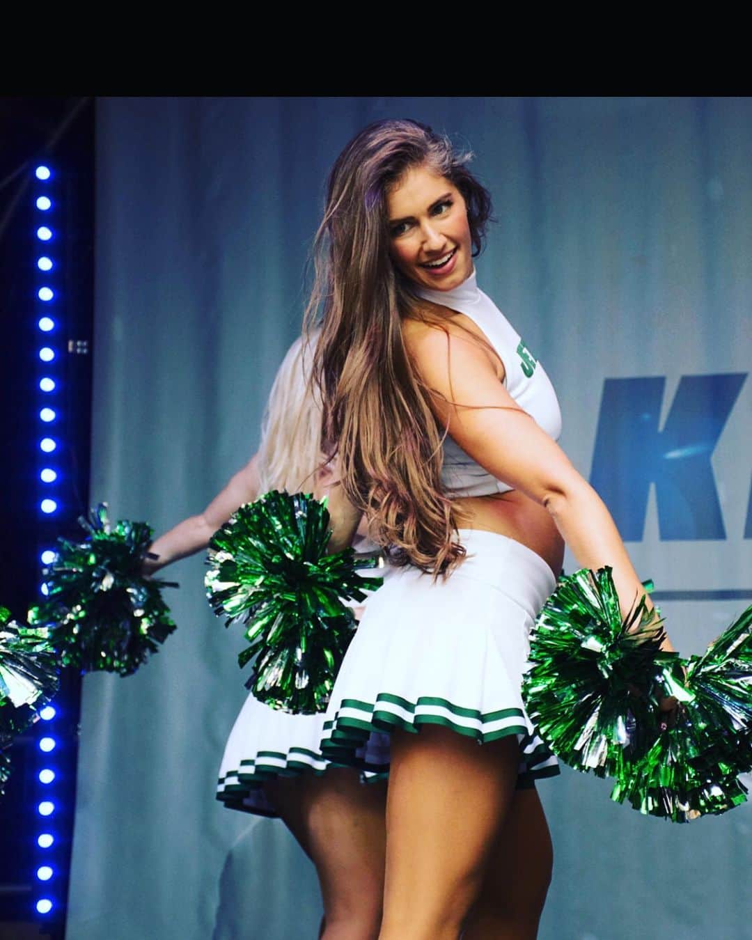 Jets Flight Crewのインスタグラム：「#throwbackthursday to performing at the NFL Kickoff Parade last year and exploring London!」