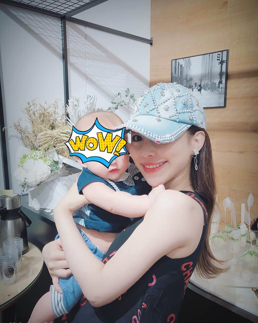 美馬怜子のインスタグラム：「最近はどこに行くにも一緒😉 私は帽子をかぶって動きやすいお洋服ばかり着ています笑 . でも、昨日は久しぶりに可愛いお洋服を見に行きました💖 バーンデストグループの展示会🥰❤️ . 皆さん優しくて、息子をたくさん抱っこしてくれて嬉しかったなぁ💖 たくさんオーダーしたので、届くのが楽しみです❣️ . っとその前に断捨離しなくちゃ🤭💦 . #バーンデスト展示会 #秋冬ファッション #ダウンコートも頼んじゃいました #0歳児ママ #洋服がボーイッシュになりがち」