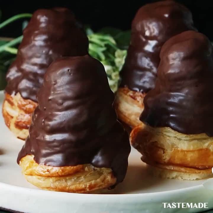 のインスタグラム：「【あなたはどっち派？💗】サクサクたけのこの里パイ🍫⠀⁠⠀ ⠀⁠⠀ スマホアプリはレシピを簡単に探せるよ📲⠀⠀⁠⠀ ダウンロードはプロフィールのURLをクリック👆⠀⠀⁠⠀ ⠀⁠⠀ ■材料⠀⁠⠀ ⠀⁠⠀ パイシート　4枚⠀⁠⠀ アイスクリームカップ　4本⠀⁠⠀ 溶き卵　1個分⠀⁠⠀ ⠀⁠⠀ 《カスタードクリーム》⠀⁠⠀ 卵　1個⠀⁠⠀ 牛乳　400ml⠀⁠⠀ 砂糖　100g⠀⁠⠀ バニラエッセンス　少々⠀⁠⠀ 薄力粉　30g⠀⁠⠀ ⠀⁠⠀ スポンジケーキ　1枚⠀⁠⠀ コーティングチョコ　適量⠀⁠⠀ ⠀⁠⠀ ⠀⁠⠀ ■手順⠀⁠⠀ ⠀⁠⠀ 【事前準備】⠀⁠⠀ ・オーブン予熱220度⠀⁠⠀ ・パイシートは使う10分前に冷蔵庫から取り出し、1cmの棒状に切っておく⠀⁠⠀ ・カスタードクリームは材料の全てを鍋に入れ加熱しておく⠀⁠⠀ ・コーティンングチョコを加熱し溶かしておく⠀⁠⠀ ⠀⁠⠀ 1. アイスクリームカップにパイシートを巻き付けていく⠀⁠⠀ 2. パイシートに溶き卵を塗る⠀⁠⠀ 3. オーブンで12分〜焼く⠀⁠⠀ 4. カスタードクリームを絞る⠀⁠⠀ 5. スポンジケーキで底を塞ぐ⠀⁠⠀ 6. パイの3/4をコーティングチョコをつけ冷やし固める⠀⁠⠀ ⠀⁠⠀ #food #foodie #cooking #recipe #tastemade #japan #japanese #japanesefood #sweets #dessert #crunchy #takenokonosato #pie #chococones #chocolate ⠀⁠⠀ ⠀⁠⠀ #料理 #クッキング #レシピ #おうちご飯 #おうちごはん #おうちカフェ #スイーツ #デザート #おやつ #お菓子作り #サクサク #たけのこの里 #パイ #チョコレート #カスタード⠀」