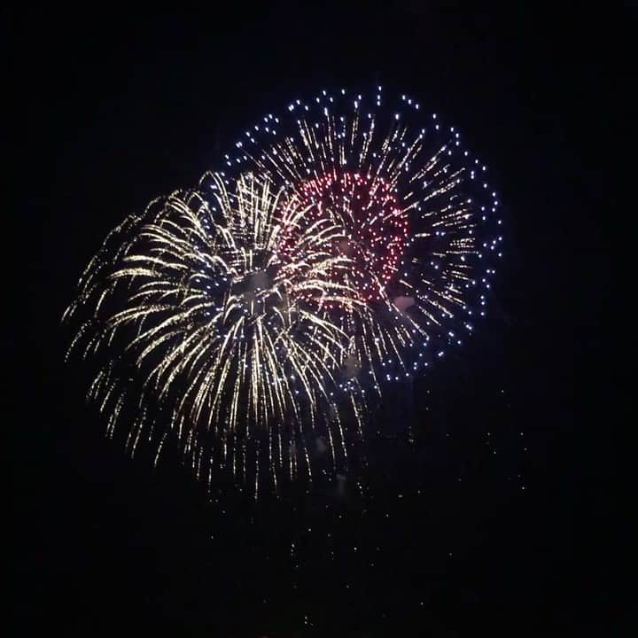 今村沙緒里のインスタグラム：「海の上の花火☺︎ きれいだったなー。 福井の三国花火大会です。 叔母宅のベランダにて。 (昔は屋根の上に登って…★) 美しく、儚く、素敵な一瞬。 毎年、こうやって、みたいな。 みたことない人にも、みせたいな。 ・ 夏の疲れがでてくる頃…？ 昨日のお休みは びっくりするくらい寝ました🐈 でも、今日すっきり！ 睡眠大事ですね、すごく＊ 8月は出掛けることが多かったので 今月は、規則正しい生活に。 運動と食事、がんばります！ 疲れがたまってるかも… みなさんも、ご自愛ください＊ #fireworks #japanese #beautiful」