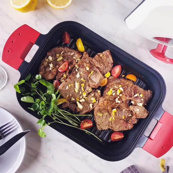 UchiCookのインスタグラム：「Lemon Garlic Steak🍋🐮⠀ ⠀ You will become addicted to this steak recipe! Give it a try this weekend :)⠀ ⠀ Ingredients:⠀ - 600g (1.5lb) steak meat (cut of choice)⠀ - 1/2 cup BBQ sauce⠀ - Lemon peel, chopped⠀ ⠀ <Garlic Lemon Sauce>⠀ - 2 tsp BBQ sauce⠀ - 1 garlic knob, grated⠀ - 4 tbsp lemon juice⠀ - 2 tsp sugar⠀ - 1+1/2 tsp sesame oil⠀ - Some salt⠀ ⠀ <Garnish>⠀ - Some Cherry Tomatoes⠀ - Some watercress⠀ ⠀ Steps:⠀ 1. Marinate meat with BBQ sauce for 1 hour.⠀ 2. Make the garlic lemon sauce with the ingredients above.⠀ 3. Preheat Steam Grill for 3 minutes.⠀ 4. Grill the meat for 3 minutes with the lid on.⠀ 5. Flip over, pour water in the water pocket and steam-grill for 4 minutes.⠀ 6. Open the lid and spread the lemon garlic sauce and chopped lemon peel.⠀ 7. Serve with cherry tomatoes and watercress if you like. ⠀ • ⠀ • ⠀ • ⠀ #uchicook #steamgrill #steak #garlicsteak #steakrecipes #perfectsteak #steakdinner #cookingvideo #japanesefood #japanese #asiancooking #asianfood #madeinjapan #chef #cheflife #kitchen #kitchenlife #foodie #instafoodie #homechef #healthylifestyle #healthyfood #healthydiet」