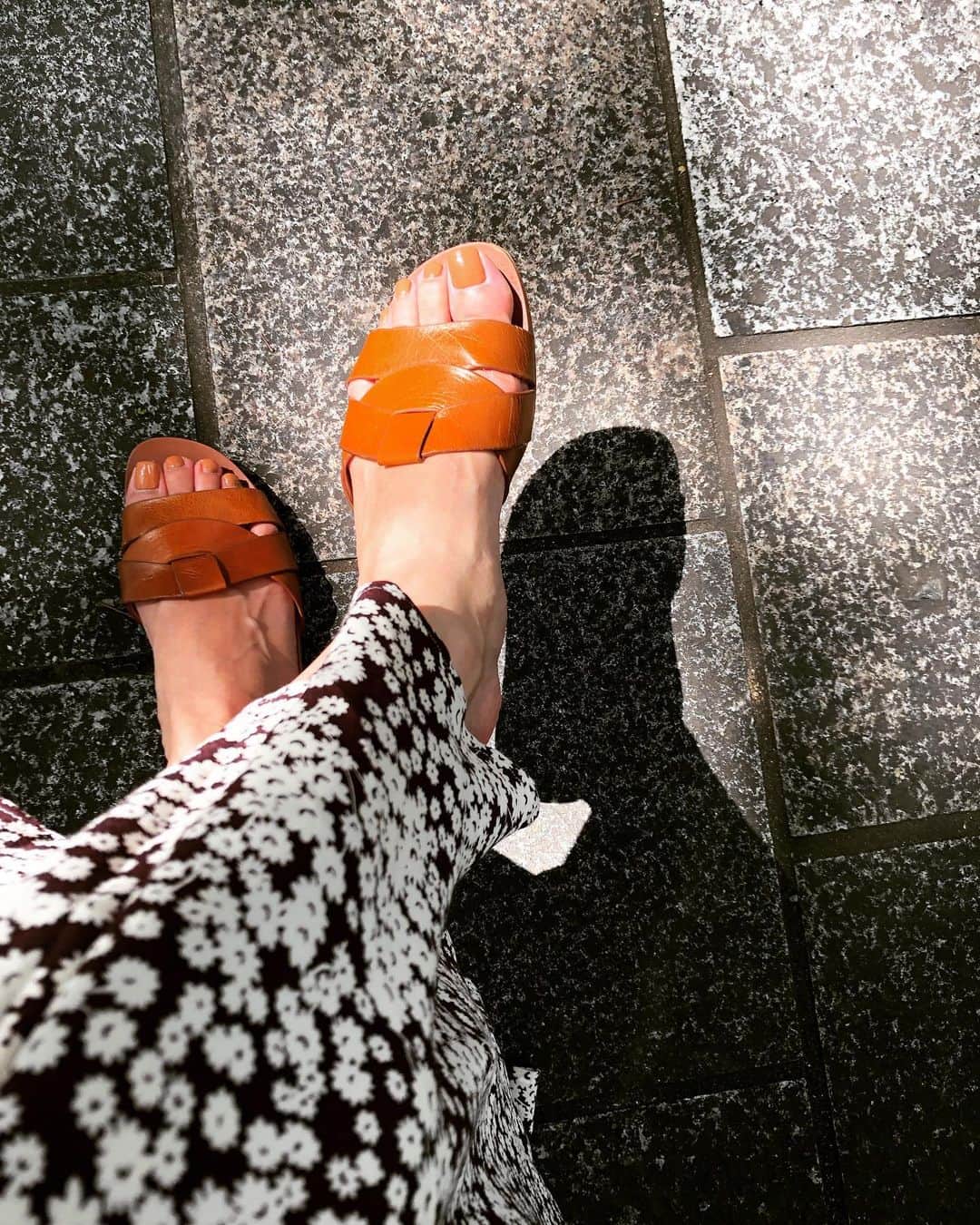 木庭弥生のインスタグラム：「🍊🍊🍊 #nail #footnail」
