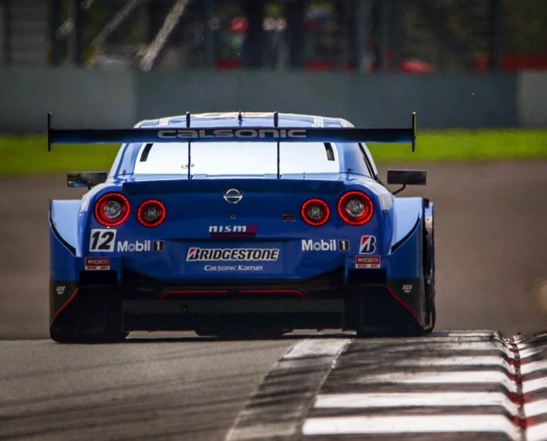 ジェームズ・ロシターのインスタグラム：「Sending it into the weekend 👊🏼 Ready for one of the best circuits in the world in one of the best race cars ever. @nismo @impul_official」