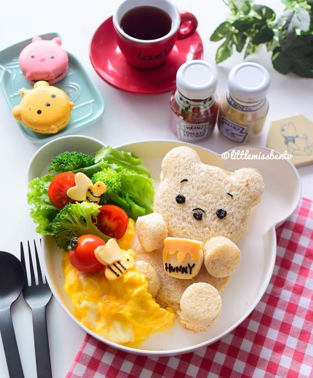 Little Miss Bento・Shirley シャリーさんのインスタグラム写真 - (Little Miss Bento・Shirley シャリーInstagram)「Had some leftover bread so made myself a breakfast set today! Happy Friyay 🐻🍞🥗🍯🐝 #littlemissbento #foodart #kawaiifood #cutefood #edibleart #winniethepooh #poohbear #disneyfood」9月6日 12時06分 - littlemissbento