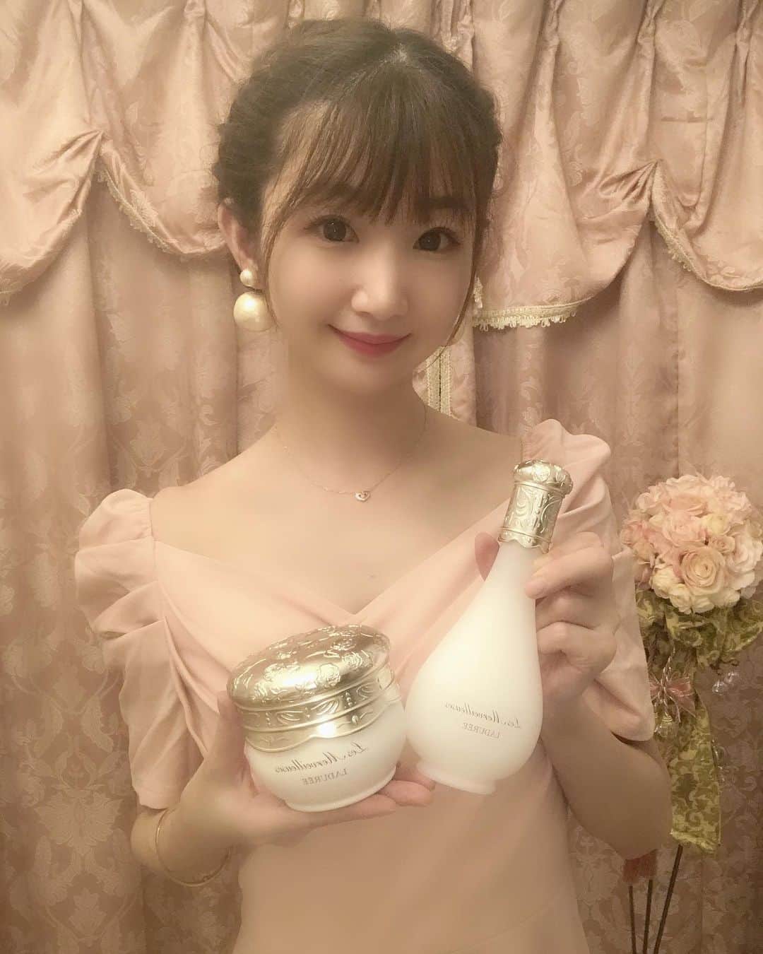 奈々子のインスタグラム：「全てが可愛いラデュレ♡ この秋の新作コスメはお化粧水とフェイスパウダー♡ さすが、上品なパッケージです(*^_^*) . お化粧水は白バラのエキスが入った美容液仕立て♡ 〝蒼白いほどに白く透き通る肌に〟のキャッチフレーズの通り、透明感を出してくれます☆ . フェイスパウダーはラデュレならでは、たくさんのバラの花びらが詰まっています♡ 花びらに美容液成分を含ませたパウダーで、こちらもきめ細かく透明感を出してくれました^_−☆ . 1番のお気に入りはフレッシュなバラの香り（≧∇≦）♪ お化粧水もパウダーも、どちらも付けながらかなりリラックス効果があります(*^_^*) . 蒼白肌コスメ♡ 是非お試し下さい(^-^)/ 9/6 本日発売です♪ . . #蒼白肌 #レメルヴェイユーズラデュレ #ラデュレ #ジェイアール名古屋タカシマヤ #n75jewelry #n75小顔ピアス #小顔ピアス」