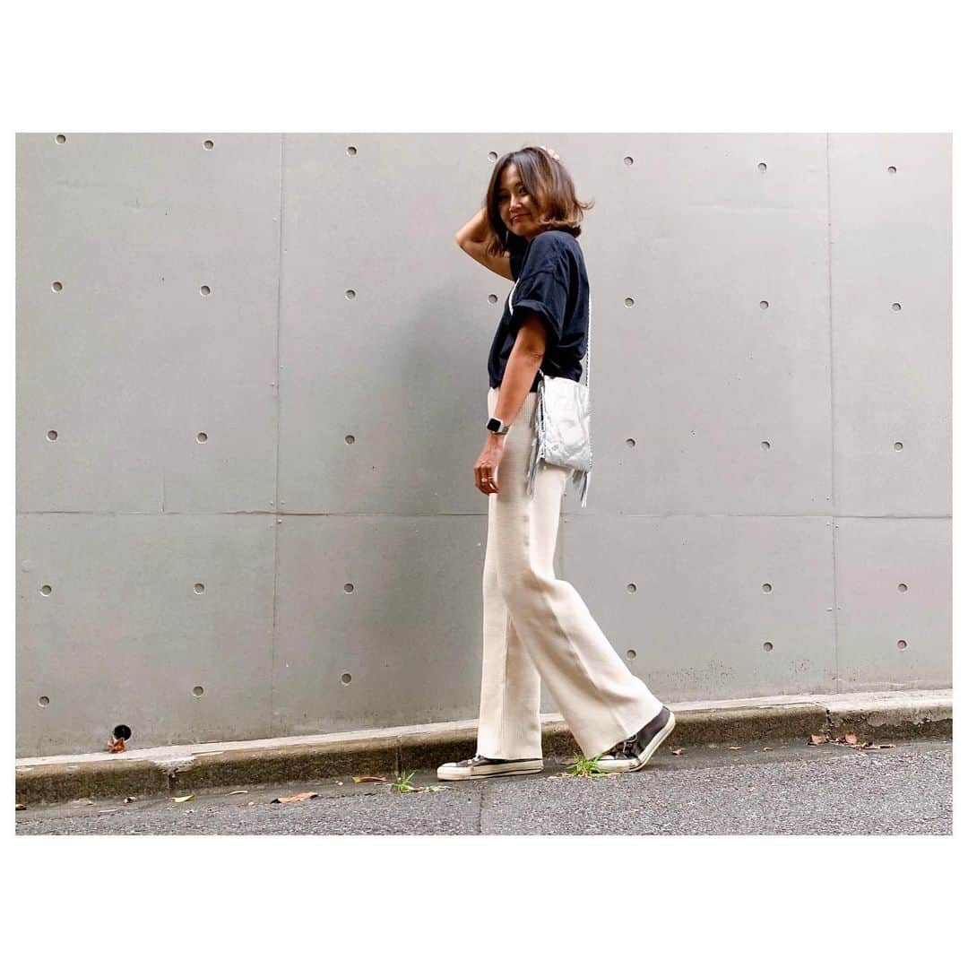 李ヒャンさんのインスタグラム写真 - (李ヒャンInstagram)「朝から体動かして気持ち良い👍 なんだか今日は残暑な日ですが、そろそろ夏服から秋服にシフトですな。 ワッフルパンツ着まわし。 Tシャツに合わせても良し。 本日入荷のファスナーワンピに合わせても良し。 ファスナーワンピは1枚でもパンツやスカートに合わせても良し。 合わせるアイテムによってファスナーの開き具合調整すると色んな雰囲気で着まわせます✌️ #fashion #style #ootd #outfits #herfee」9月6日 12時27分 - 73hyang