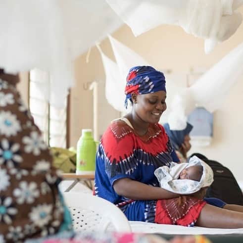 国境なき医師団さんのインスタグラム写真 - (国境なき医師団Instagram)「生まれたばかりのわが子を見つめるお母さん。本当におめでとう！　この女の子は、ホープ（希望）と名づけられました。 .  ここはケニアの南部、モンバサ島にあるリコニ地区。産科や新生児のための診療施設がなかったこの地で、国境なき医師団は2016年1月に活動を始めました。 .  それまでフェリーで海峡を越えなくては医療を受けられず、命の危機にさらされていた女性と子どもたちにとって、MSFの病院が大きなよりどころとなりました。 .  当初、仮設診療所だったこの施設も、昨年5月に多くの機能を備えた病院に変化し、より質の高い医療を届けられるようになりました。これからも、出産という瞬間が、希望や喜びにあふれたときになりますように。 ------------------------------------- ケニアの活動ニュースは公式サイトから。プロフィールのURLリンクからどうぞ→@msf_japan -------------------------------------- Photo © Arjun Claire/MSF #国境なき医師団 #MSF #ケニア #赤ちゃん #ママ　#お母さん #ママ #出産おめでとう #Hope #希望　#photooftheday #笑顔 #スマイル #元気になる #元気をもらう #写真部 #写真好きな人と繋がりたい」9月6日 12時28分 - msf_japan