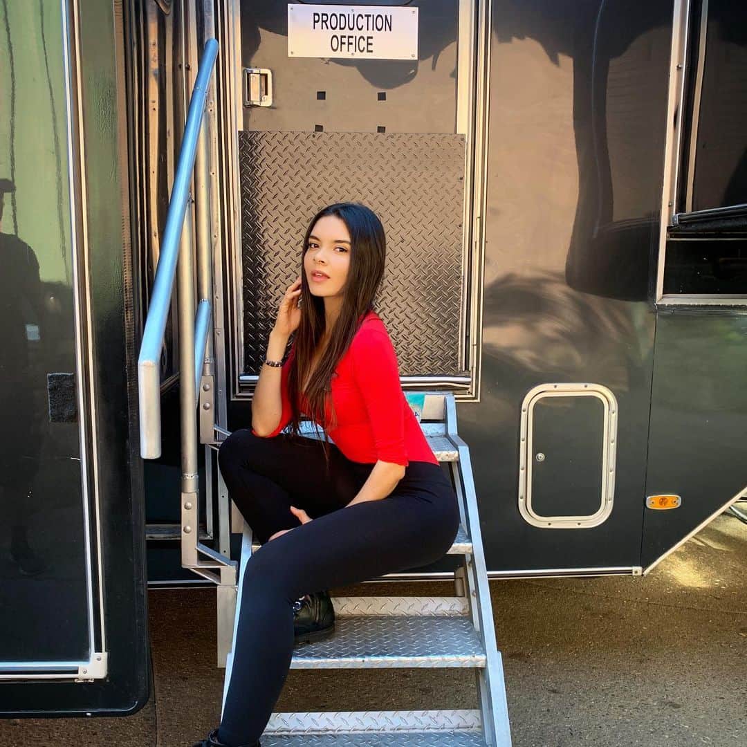 パオラ・ポーリンのインスタグラム：「It’s a wrap! 🎥.. - three magical words to conclude the hard work of a whole set! extremely happy to share with you this  big project coming soon! - Es un wrap 🎥.. - Tres palabras mágicas que concluyen el trabajo duro de todo un set!, muy feliz de compartir con ustedes, este gran proyecto que se viene muy pronto !」