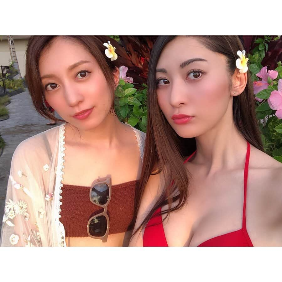 繭さんのインスタグラム写真 - (繭Instagram)「ㅤㅤㅤ ㅤㅤㅤ ふたりでおそろいのプルメリアのピンつけました☺️🌴 ㅤㅤㅤ #hawaii #ハワイ島 #hawaiiphoto #hiltonwaikoloavillage #水着 #followme #followmejp #followjp」9月6日 12時37分 - mayumayu1008