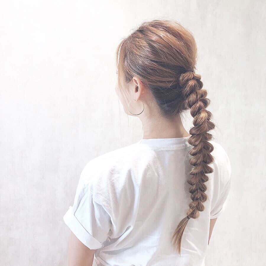 大田明奈さんのインスタグラム写真 - (大田明奈Instagram)「ネイルしにすっぴん髪ボサでいったらやってくれた。笑 ありがとう〜❗️ #nail #hair #hairarrange」9月6日 12時32分 - moreakee