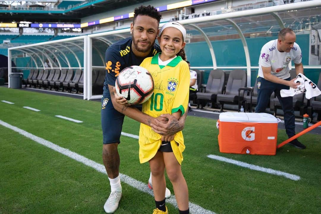 ネイマールさんのインスタグラム写真 - (ネイマールInstagram)「Dia de encontrar essa princesa que ama futebol. Obrigado pelo carinho Ariana, foi muito legal te encontrar. Desejo toda felicidade e toda sorte do mundo pra ti, que Deus possa iluminar seu caminho! Today I met this little football loving princess. Thank you for the love Ariana, it was great meeting you! I wish you all the best and happiness, may God light your path!」9月6日 12時33分 - neymarjr