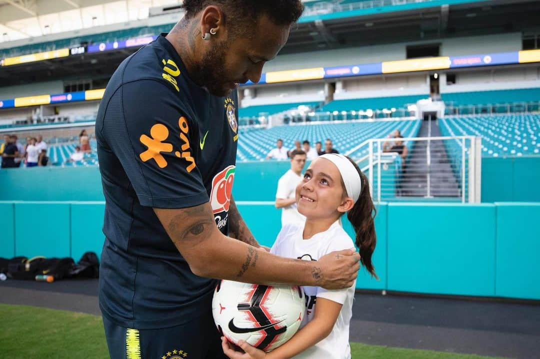 ネイマールさんのインスタグラム写真 - (ネイマールInstagram)「Dia de encontrar essa princesa que ama futebol. Obrigado pelo carinho Ariana, foi muito legal te encontrar. Desejo toda felicidade e toda sorte do mundo pra ti, que Deus possa iluminar seu caminho! Today I met this little football loving princess. Thank you for the love Ariana, it was great meeting you! I wish you all the best and happiness, may God light your path!」9月6日 12時33分 - neymarjr