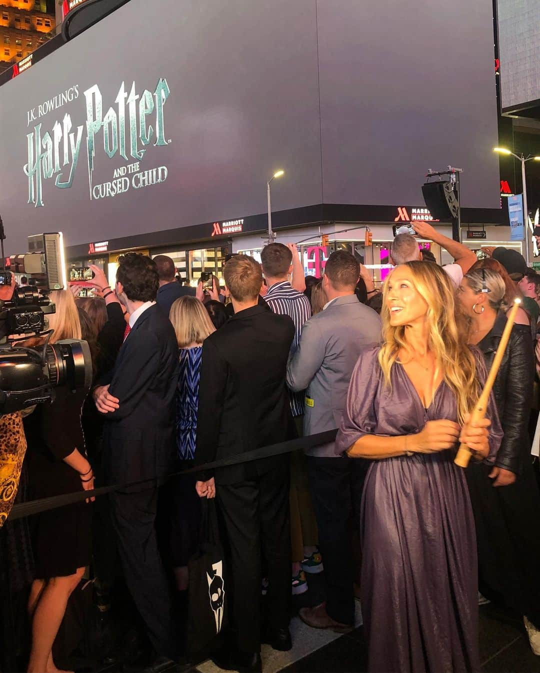 サラ・ジェシカ・パーカーさんのインスタグラム写真 - (サラ・ジェシカ・パーカーInstagram)「Dateline: New York City September 5th Times Square. Celebrating “Harry Potter and the #CursedChild” Pure. Magic.  @cursedchildus #ad」9月6日 12時38分 - sarahjessicaparker