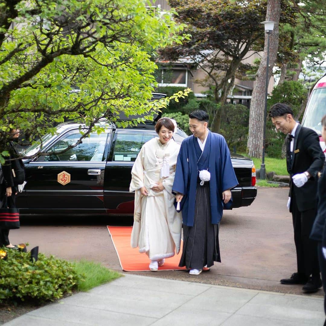 小林樓《新潟県見附市：結婚式場》のインスタグラム：「花嫁タクシーから綺麗なお嫁さん♡ 2人が歩く道には赤い毛氈 これから結婚式が始まります  #小林樓#結婚式#wedding#ウェディング#和モダン#結婚式レポ#大人女子#大人可愛い#大人婚#可愛い#日本庭園#JapaneseGarden#和婚#白無垢#色打掛#新潟県#新潟#見附市#見附#中越#和婚をもっと盛り上げたい#新潟プレ花嫁#新潟卒花嫁#新潟花嫁#新潟プレ花嫁#プレ花嫁#卒花嫁#新潟花嫁#思わず写真を撮りたくなる結婚式」