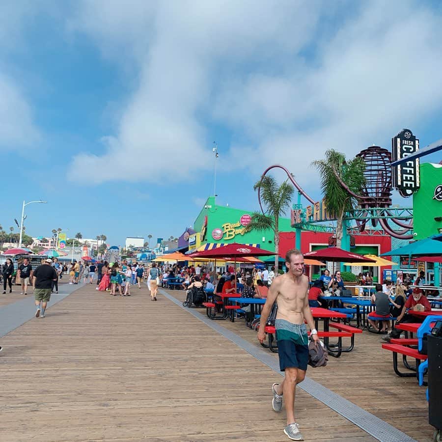 坂田陽子さんのインスタグラム写真 - (坂田陽子Instagram)「久々の海外家族旅行は およそ一年ぶりのLA ⛱ ・ Santa Monicaは 朝のビーチのヘルシーさ。お昼の賑わい。夕暮れ時のロマンティックな空の色。カラフルなネオンに彩られた夜。どの表情も大好き😆 ・ サンタモニカ大通り挟んでビーチ目の前にある @shorehotelsm は 食事もショッピングにも便利で、 サンタモニカの空の色みたいなブルーとオレンジが貴重の可愛いホテル🏨 ・ ホテルから歩いてすぐの @watergrill のロブスターが とっても美味しかった🦞😆 ・ ・ #losangeles #la #california #vacation  #santamonica」9月6日 12時54分 - yokosakata