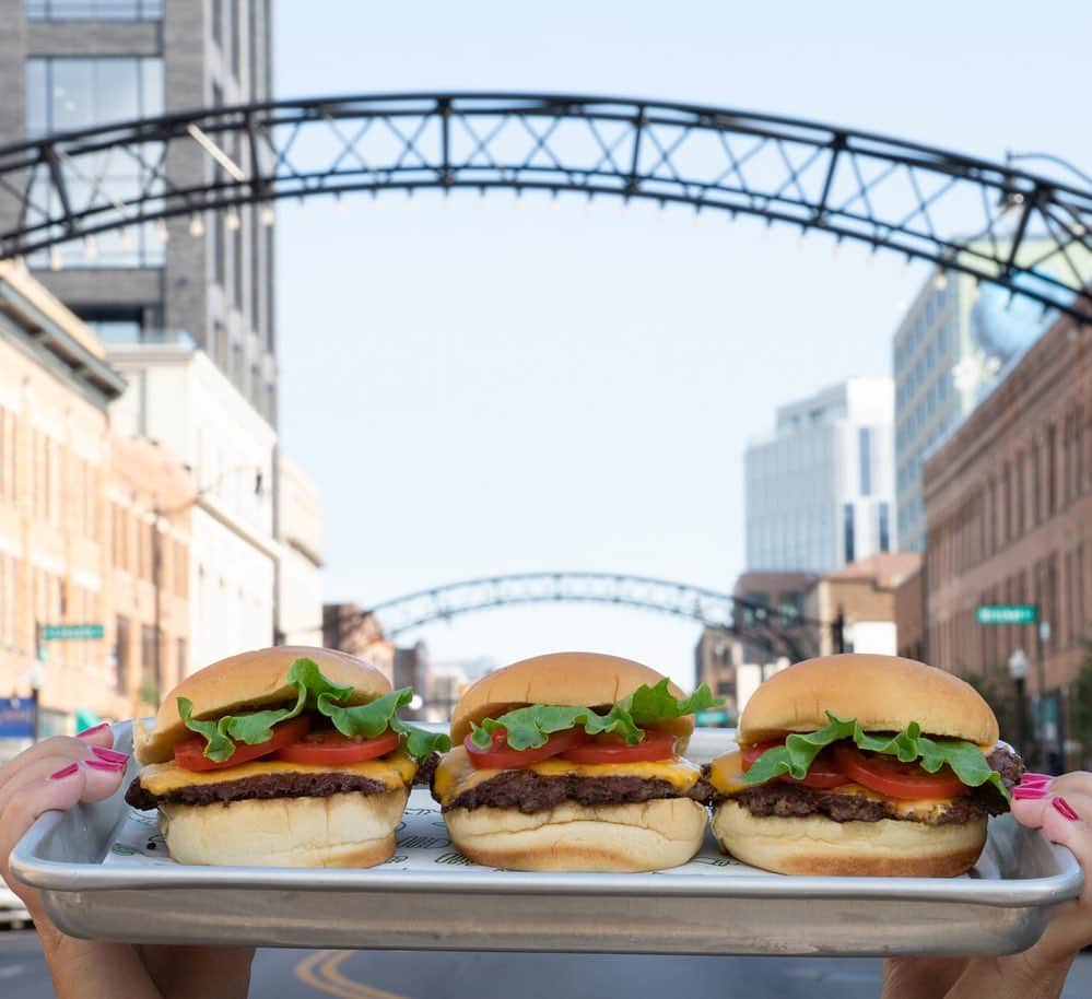 SHAKE SHACKさんのインスタグラム写真 - (SHAKE SHACKInstagram)「The number of ShackBurgers in the Arch City just doubled. 🙌 Our newest Columbus Shack is officially open at the @graduatecolumbus in the @shortnorthartsdistrict (740 N. High Street). In celebration of the neighborhood’s creativity, scope some of the best murals in the area to snap a killer burger ‘gram with via our Story! 🍔📸 #shakeshack」9月6日 12時50分 - shakeshack