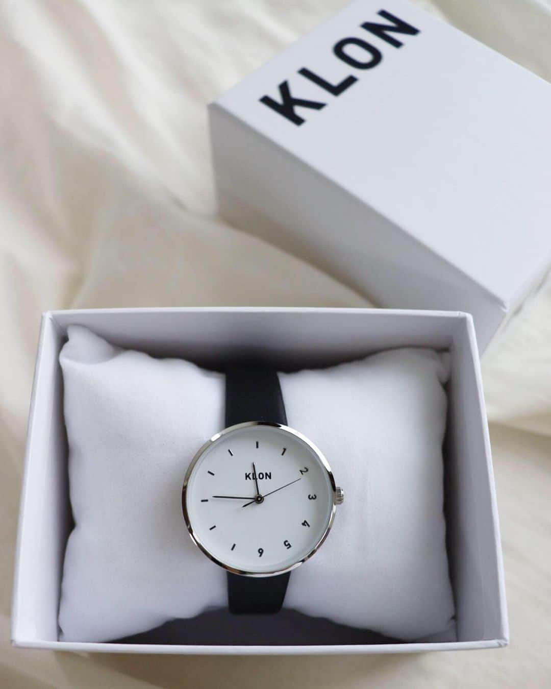 平木愛美さんのインスタグラム写真 - (平木愛美Instagram)「シンプルななかにデザイン性のある盤面が可愛い。  時計と同じモノトーンなコーデにしてみた日⚪️ ワンピースのボリュームあるフリルなシルエットが可愛くてお気に入り。  時計は自分へも、ギフトにも…♡ . 年に一度の96sale中なKLON💫🚀🧡 @klon_klon_klon #klon #klonwatch #96 #sale」9月6日 12時51分 - manamihiraki
