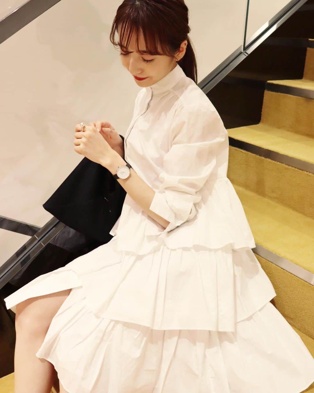 平木愛美のインスタグラム：「シンプルななかにデザイン性のある盤面が可愛い。  時計と同じモノトーンなコーデにしてみた日⚪️ ワンピースのボリュームあるフリルなシルエットが可愛くてお気に入り。  時計は自分へも、ギフトにも…♡ . 年に一度の96sale中なKLON💫🚀🧡 @klon_klon_klon #klon #klonwatch #96 #sale」
