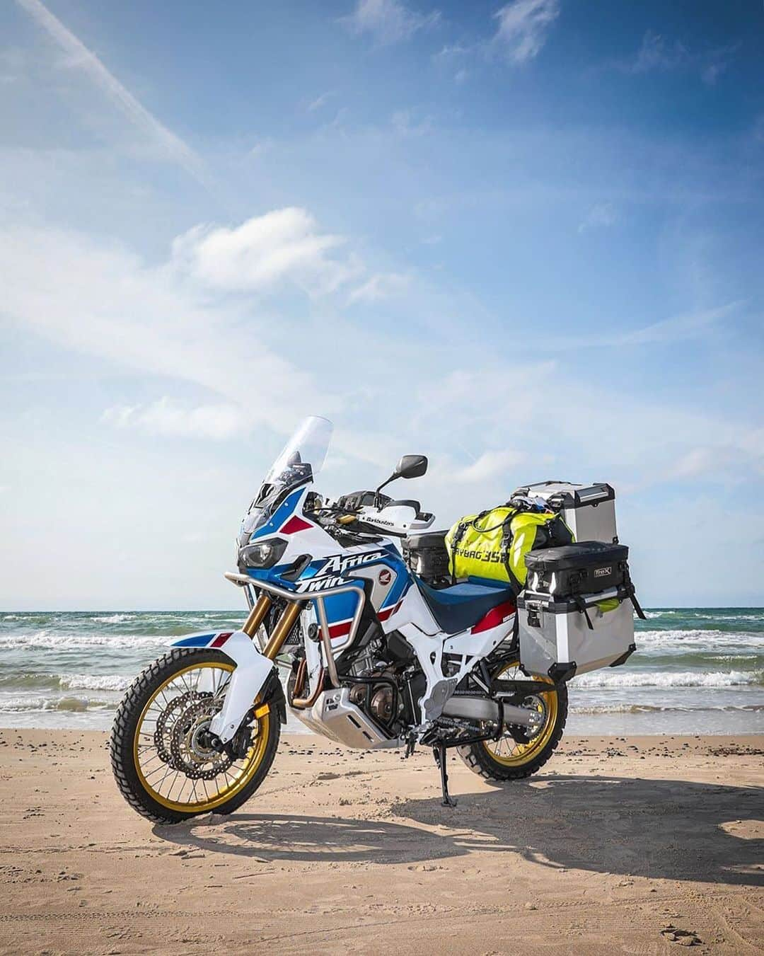 Honda Powersports USさんのインスタグラム写真 - (Honda Powersports USInstagram)「Adventure on the beach 🏝 #AfricaTwin #TrueAdventure 📸: @photography_by_sw」9月6日 12時58分 - honda_powersports_us