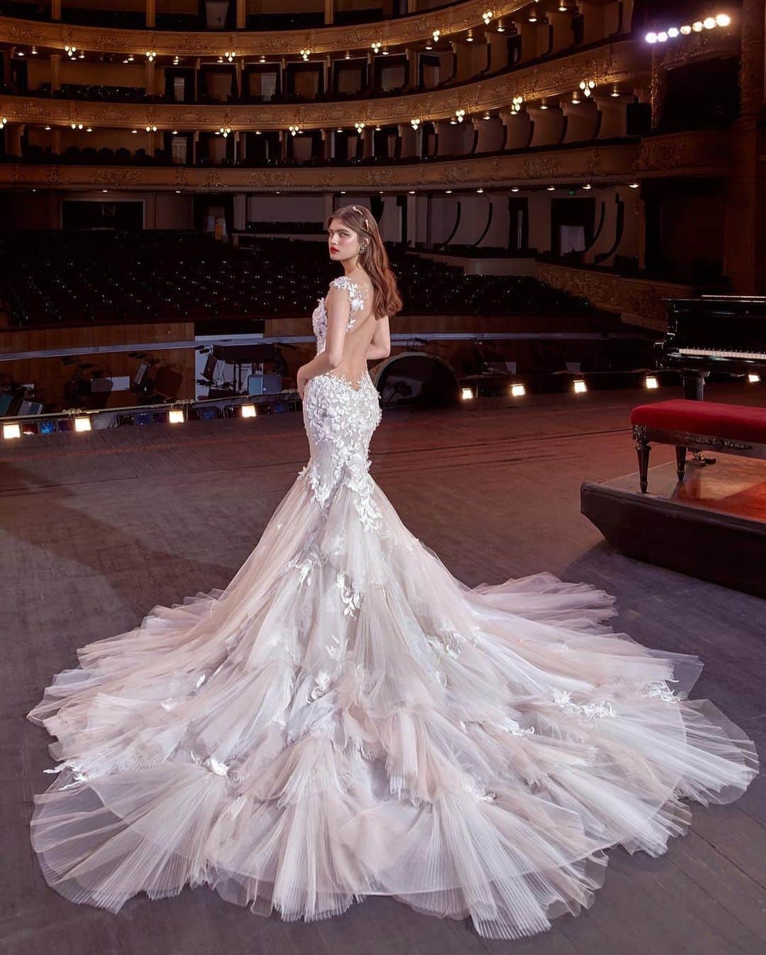 のインスタグラム：「The Sally by @galialahav is a signature mermaid low back dress with a light voluminous skirt bottom and a 3D fitted embroidered bodice.﻿ ﻿ SallyはGalia Lahavの代名詞であるドラマティックなシルエットが美しいマーメイドドレスです。身頃には繊細な3Dフラワーがふんだんに施され、スカートはエレガントなティアードデザインになっています。﻿ ﻿ ※ Sallyは10月に入荷する最新コレクションです。﻿ ※ドレスは製作期間として約4~5ヶ月いただいております。﻿ ﻿ 【Galia Lahav新作フェアのご案内】﻿ Galia Lahavの最新コレクション「Make a Scene」よりバイヤーが厳選したドレスがまもなく入荷いたします。﻿ 新作の入荷に際し、最新コレクションとMAGNOLIA WHITE omotesandoで人気のコレクションをオーダーいただけるスペシャル受注会を開催いたします。﻿ ドレスをご契約のお客様に素敵な特典をご用意しております。﻿ ﻿ <開催期間>﻿ 2019年10月12日(土)〜27日(日)﻿ ﻿ <ご予約のお申し込み> ﻿ MAGNOLIA WHITE omotesando﻿ Tel. 03-6434-1313（火曜定休）﻿ Mail. info@magnolia-white.com﻿ ﻿ #magnoliawhite #mwhawaii #galialahav #weddingdress #weddinggown #bridalgown #hawaiiwedding #hawaiibride #マグノリアホワイト #ガリアラハヴ #ウエディングドレス #マーメイドドレス #マーメイドライン #フラワードレス #インポートドレス #オーダードレス #ドレス試着 #ドレス選び #プレ花嫁 #海外ウエディング #海外挙式 #ハワイ挙式 #ハワイウエディング #ハワイ婚 #リゾートウエディング #リゾ婚 #ホテルウエディング #ホテル婚 #ホテル挙式」