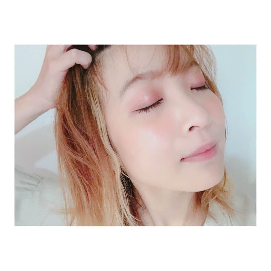 May’nさんのインスタグラム写真 - (May’nInstagram)「最近買った #めいんく 用品がどっちも黄色💛  アイライナー、ちょこんと目尻だけ黄色にするのハマってる。青とか緑だと派手すぎるときに、なんかいつもと違うけどよくみないとわからない〜くらいのニュアンスでお気に入り。  イェローのリップグロスを重ねると抜け感出るってメイクさんに教えてもらってからハマってる。  黄色って日本人にすごく合うのかも！  #makeup #めいんく」9月6日 13時25分 - mayn1021