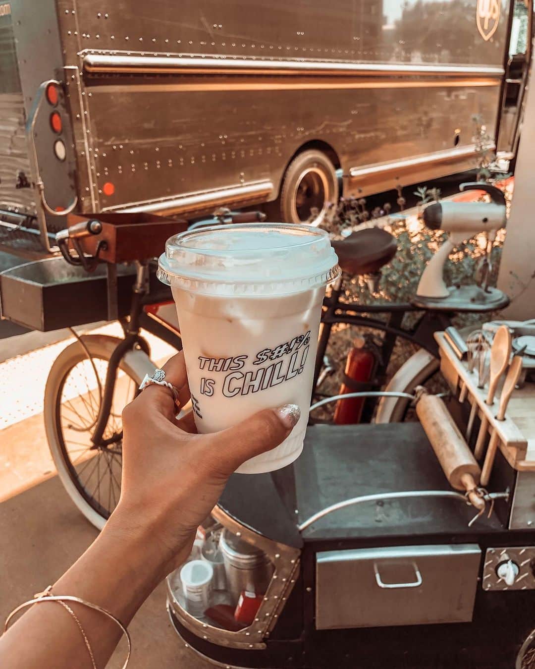 のインスタグラム：「Start friday morning wiz ice mint latte☕️ I love this coffee shop!! ────────────────── 最近ストロー刺さないタイプのこのカップ増えたよね。エコストローすぐふにゃふにゃになっちゃうからこっちの方が助かるなー♡ ・ #coffeeaddict #cafelover #coffee #oc #orangecounty #chill #blackmarketbakery #コーヒー #ミントラテ #la #lalife #calilife #california #ロサンゼルス」