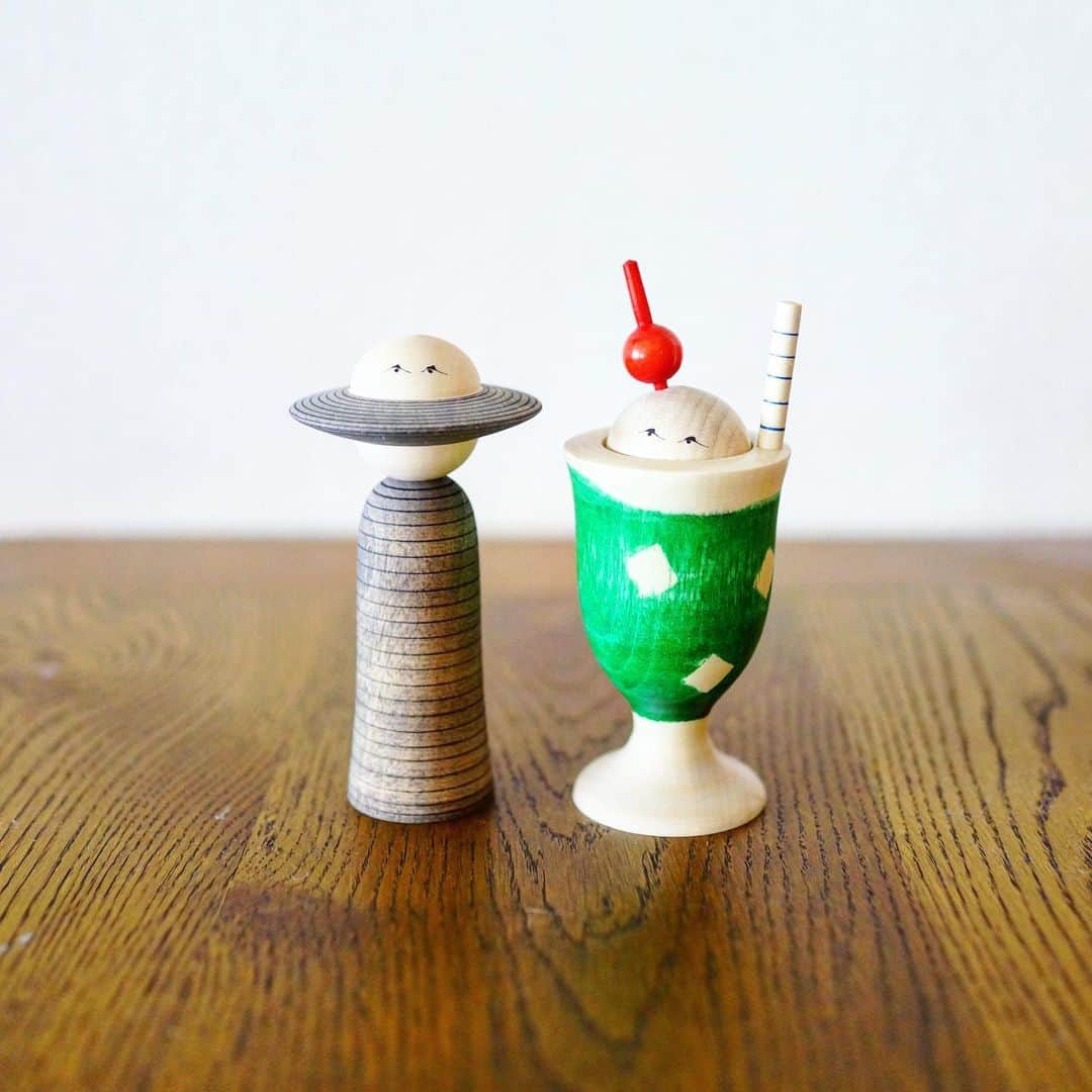 のインスタグラム：「#neo民芸 🍨🥤 . 著書でも(勝手に)そう呼んでいるお気に入り ドンタク玩具社さん @donduc.gangusha のこけし。 吉祥寺サブロでやっていた展示、最終日に滑り込んで ニューフェイスのクリームソーダさんをゲット。 我が家の古株、星人こけしとナイスバランス。 . \ #今週の雑貨 / #ドンタク玩具社 #ちなみに箱もかわいいんだ #星人こけし #クリームソーダさん #アイスとチェリーのとこは外れて駒になるのだ #動くレフ板さんが自ら仕事しにきた2枚目」