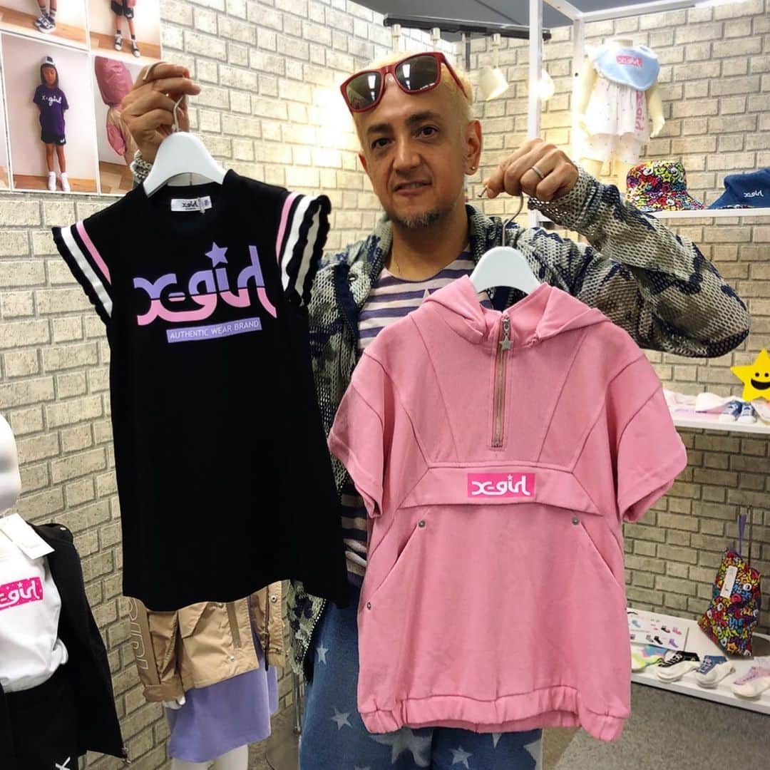 DJ TAROさんのインスタグラム写真 - (DJ TAROInstagram)「x-girlの子供服x-girl stagesの展示会にお邪魔してきました。うちのツインズ達に着せたいKawaii but Funky‼️な服がいっぱい😎色々買っちゃいました。来年の春が楽しみ☆彡」9月6日 13時54分 - djtaro