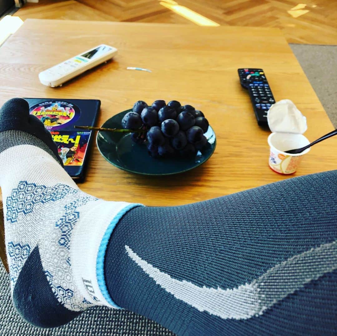 のインスタグラム：「#軽井沢で買ったブドウ#韋駄天サポーター＆五本指ソックス#最高」