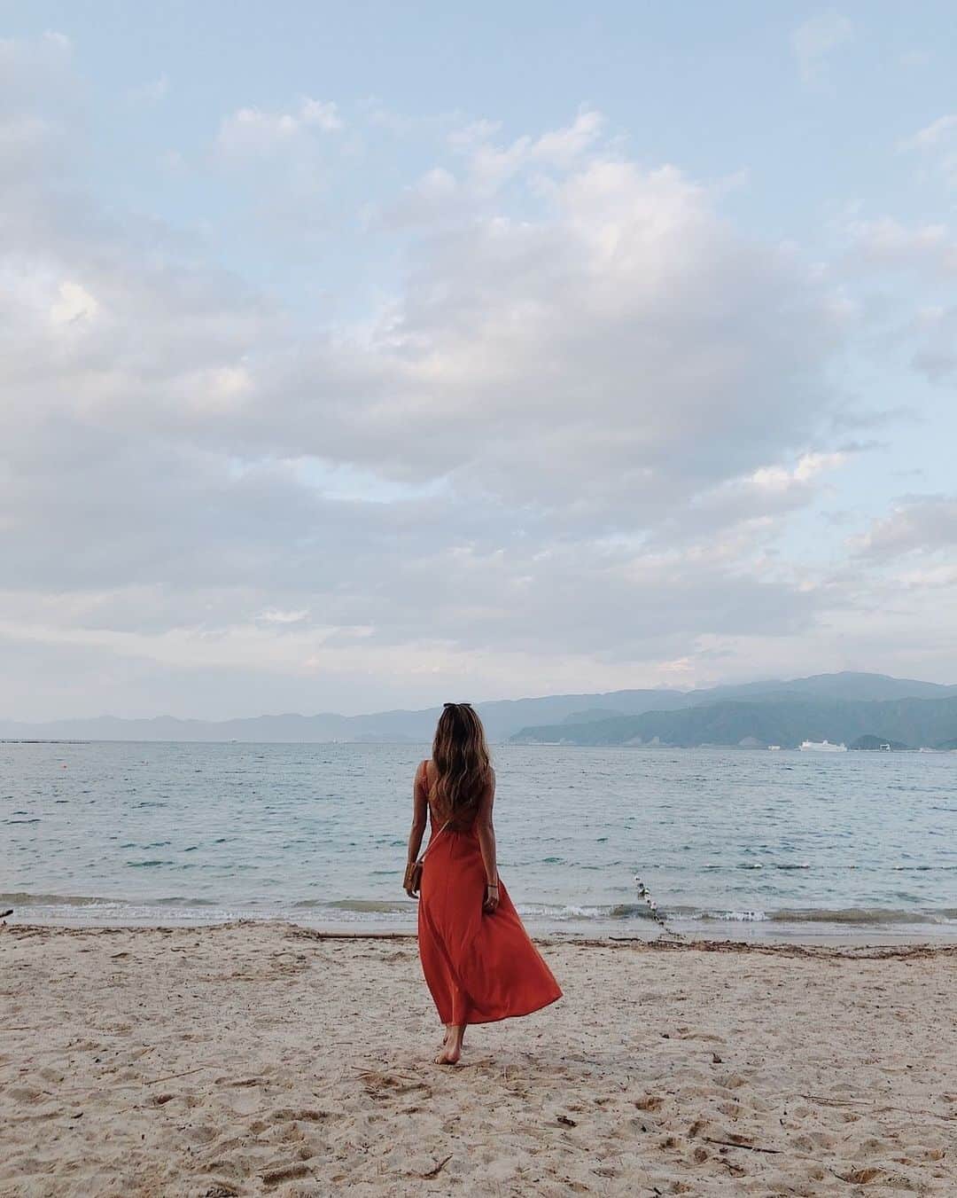 椿彩加のインスタグラム：「. おっはよ🌤 . なんな暑いのに寒いし体調壊しそう。 昨日のお昼食べたマジスパで 今日も引き続きお腹痛いし、、、 ジム頑張ろっと🧘🏾‍♀️🔩 . #goodmorning #おはよう #暑くなるのか #寒くなるのか #どっちかにして #今日は #ジム #頑張ろう #筋肉痛 #治りかけ #つら #gym #workout #girl」
