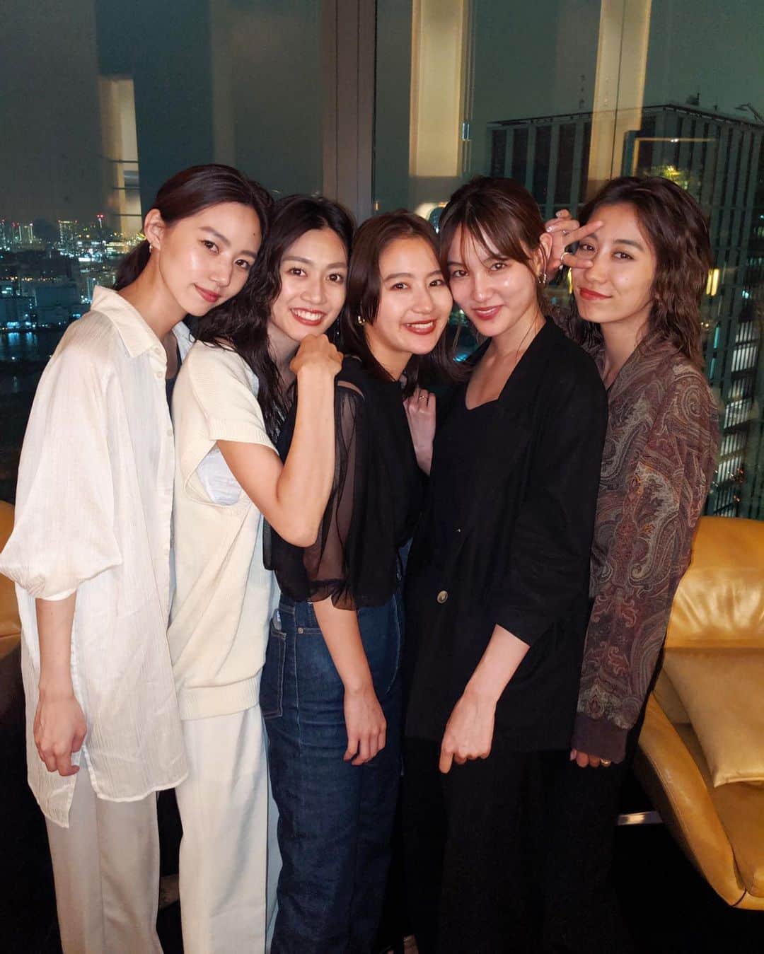 Shiho Sasakiのインスタグラム：「昨日は @softbank_official さんの本社に皆んなでお邪魔してきました📱 ご縁があってpixelデビューしたよ✌️ とにかくカメラの画質が綺麗で感動✨ この写真も夜撮影したのにこの鮮明さ📸 色々便利な機能が盛りだくさんだったので、使いこなせるように頑張ろうっと❣️ #teampixel#pixelで撮影」