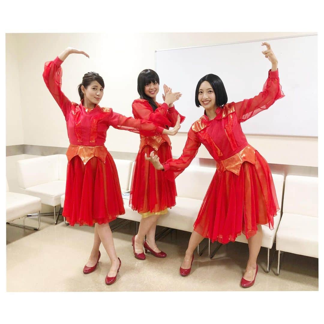 永島優美さんのインスタグラム写真 - (永島優美Instagram)「* 後輩と3人で、Perfumeさんのものまねを 全力でさせていただきました🙏🏻 あの筋肉痛がいまは懐かしい😂✨ * 今夜7時〜 たっぷり3時間！ 『 爆笑そっくり ものまね紅白歌合戦🎤』 是非お楽しみください🥳♫ * #永島優美 #6年目 #杉原千尋 #2年目 #藤本万梨乃 #1年目」9月6日 13時59分 - yuumi_nagashima