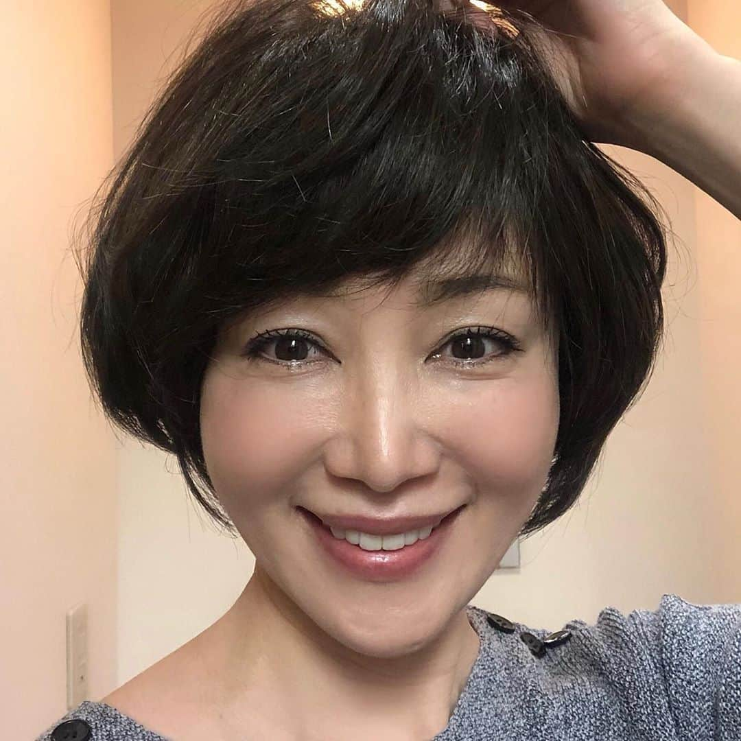 坂村かおるさんのインスタグラム写真 - (坂村かおるInstagram)「🍀ウイッグ専門店 株式会社 アバンダ 🍀さんの撮影です。  豊富な品揃えの中きらお客様おひとりおひとりに合わせてウイッグをお作りしています。  とても自然な仕上がりですよね😊  http://www.abanda.jp/  #TEAM美魔女 #アバンダ  #ウイッグで綺麗に #坂村かおるデザイン」9月6日 14時01分 - kaoru.sakamura