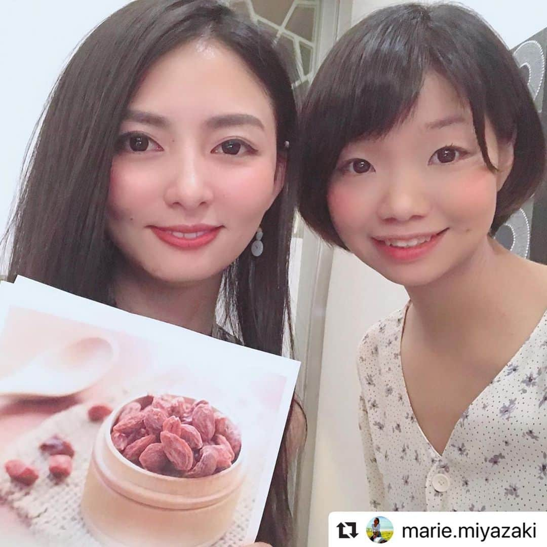 濱田文恵さんのインスタグラム写真 - (濱田文恵Instagram)「昨日はありがとうございました🙌😊 まりえさんの施術を楽しみにお仕事頑張ります🥺 #Repost @marie.miyazaki with @make_repost ・・・ 今日は恵比寿ガーデンプレイスで、大好きで尊敬する #日中美容研究家 の #濱田文恵 さん @tyanfumi の薬膳講座へいってきました🙌 大人ニキビの原因や予防法を学び📙薬膳をつかった化粧水をつくるワークショップ🌿そして大人ニキビ予防に効果的な食材をつかったとーっても美味しいお料理🍽♡ わたし自身も肌トラブルに悩むことが多々あるのでこれからもっと改善して、お客様にもお伝えしていけたらなーと思います💓 内側からキレイで健康に🙆‍♀️ 女性のハッピーにつながる知識をもっともっとたのしみながら深めていこう🍑  文恵さんにも久しぶりにお会いできて嬉しかった♡ 本当美しい、、 参加者の方とも帰り道いろいろお話できて、なんだか幸せな日だったな〜。 文恵さんの著書、 #運命をこっそり変える も超おすすめです📖  #まりえの本スタグラム」9月6日 14時02分 - tyanfumi