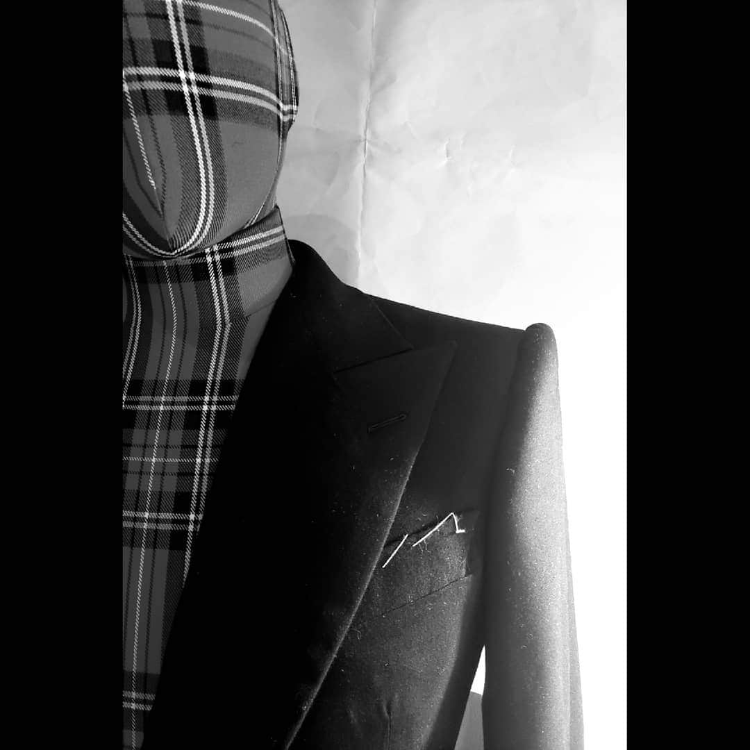 信國太志のインスタグラム：「袖がついた。 #suitsformrf  #sculpture #couture #bespoke #suits #mensfashion」