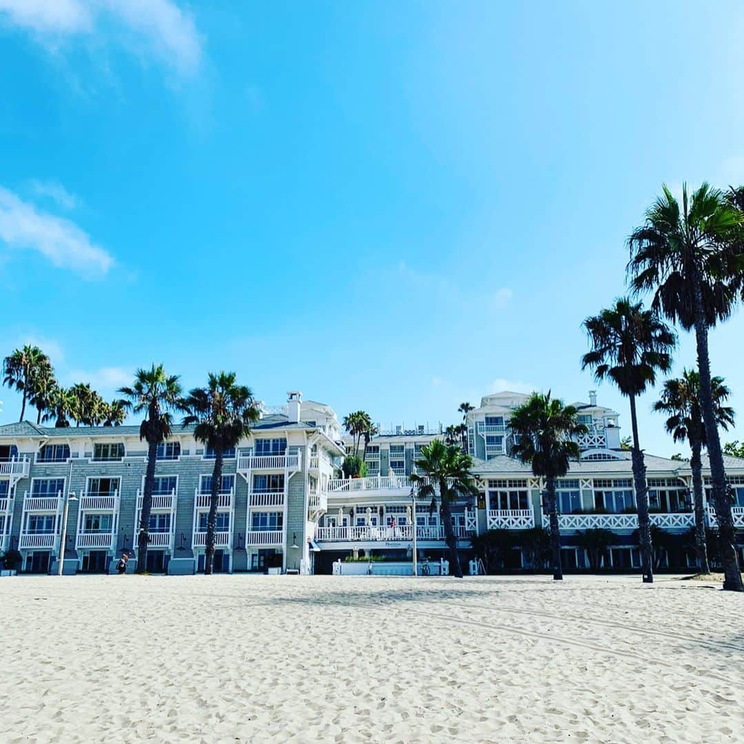 坂田陽子さんのインスタグラム写真 - (坂田陽子Instagram)「朝から筋トレしてるマッチョなお兄さん達を横目にマッスルビーチをお散歩。 ・ ビーチの上にそびえ立つ、ヨーロッパの雰囲気漂う白亜のホテル、 #shuttersonthebeach の #coast で朝ごはん。 ・ 大好きな映画 #lalaland の撮影場所でもある #グリフィス天文台 へは明るい内に行き、プラネタリウムで癒され（途中寝落ち必至💦）夕陽が落ちていくのをのんびりと待ち、 ロスの夜景を愉しんだ🌉」9月6日 14時16分 - yokosakata